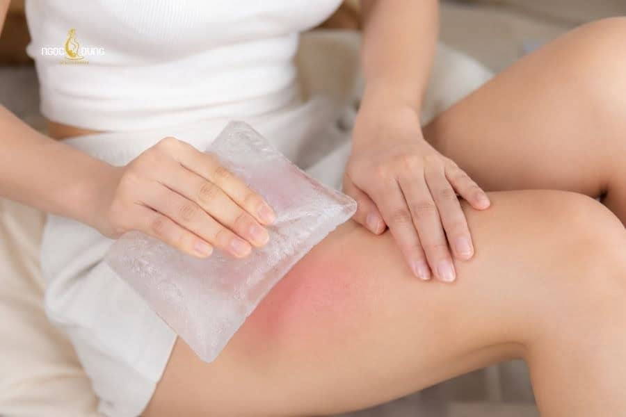 Sau khi wax lông nên làm gì? Danh sách hạng mục chi tiết 3 Có thể chườm đá lạnh lên vùng da sau wax để hỗ trợ giảm kích ứng