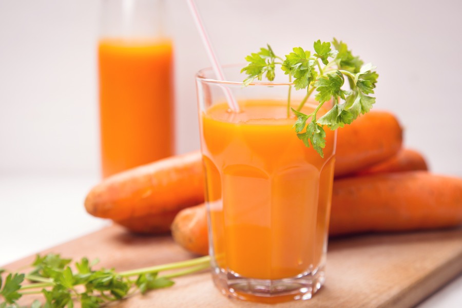 Để môi nhanh chóng lên màu tươi sáng, cà rốt là một trong những thực phẩm bạn nên bổ sung vào chế độ ăn uống hàng ngày