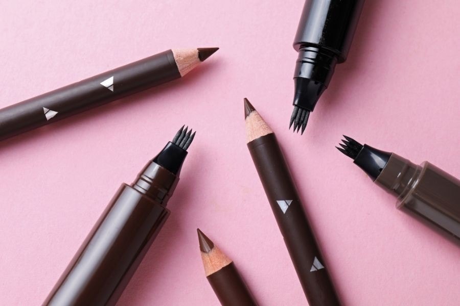 Chuẩn bị đúng và đủ dụng cụ sẽ giúp quá trình vẽ chân mày diễn ra thuận lợi, dễ kiểm soát nét vẽ và tạo dáng mày hài hòa với khuôn mặt