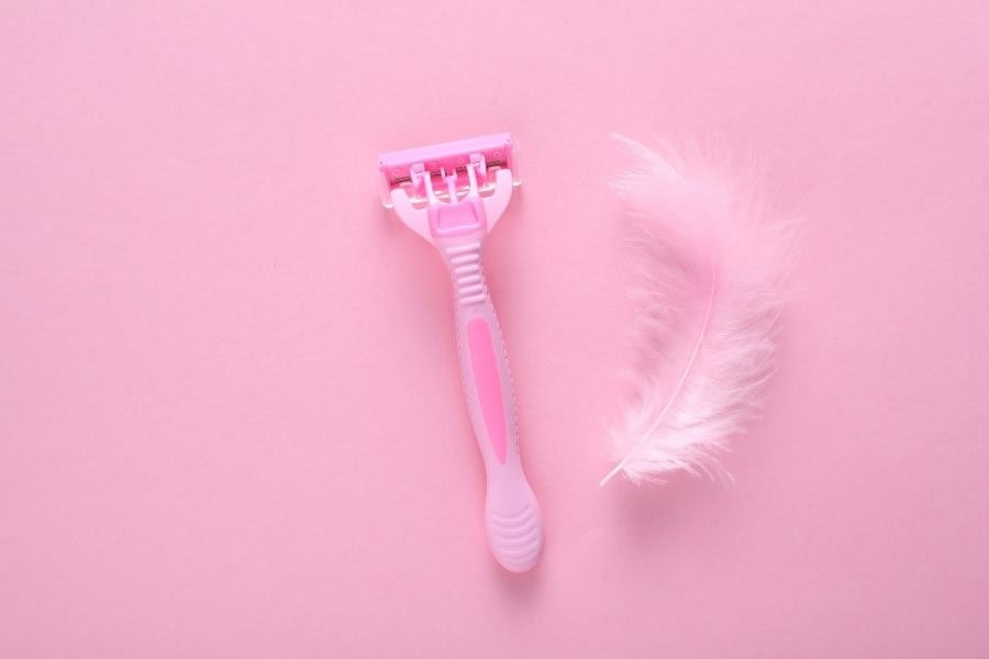 Nên dùng dao cạo mới, sắc và sạch để hạn chế nhiễm trùng vùng da dưới cánh tay