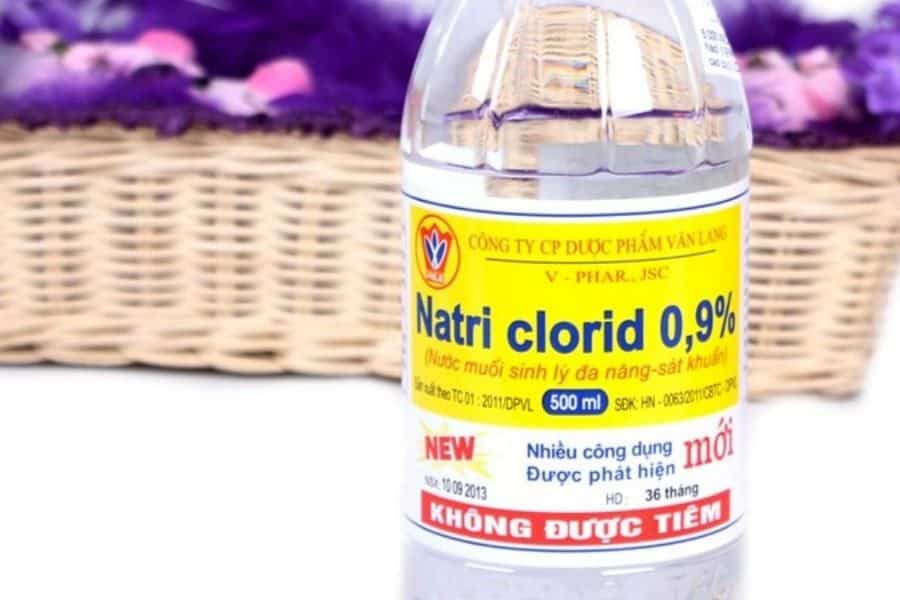 Nước muối sinh lý giúp loại bỏ triệt để bụi bẩn và các mảng sáp wax thừa còn sót lại