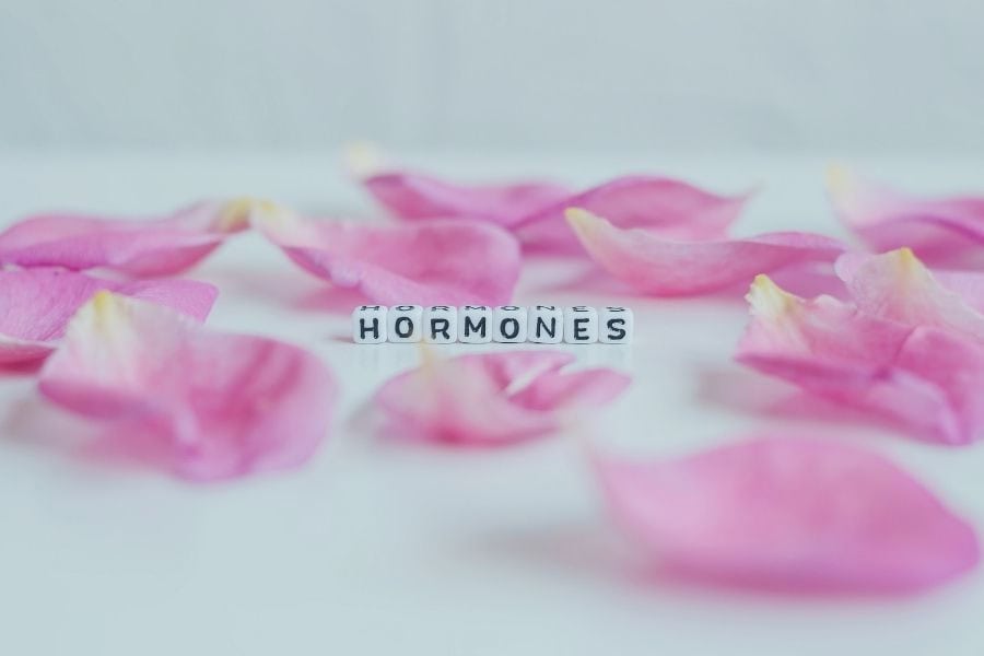 Hormone androgen có thể kích thích lông phát triển mạnh làm tăng khả năng lông mọc ngược