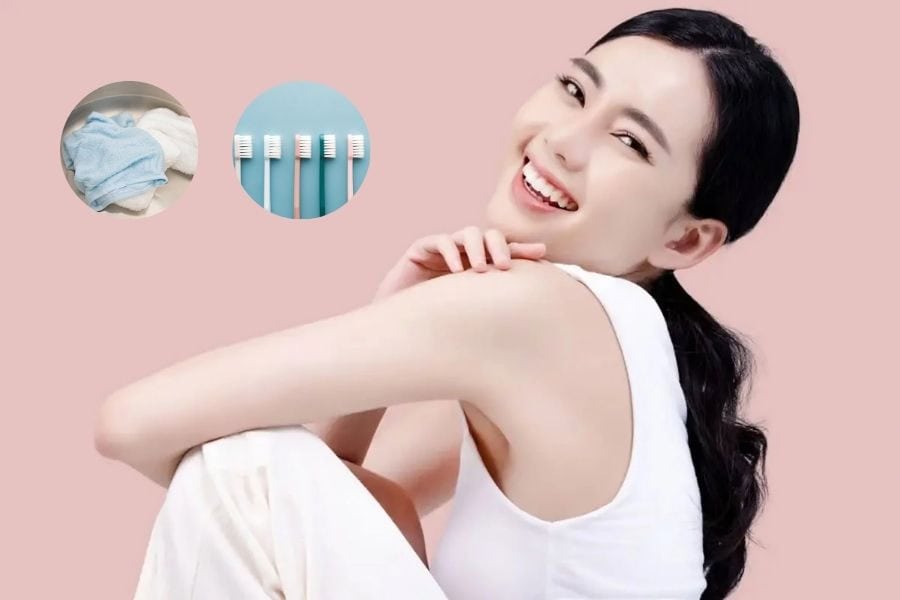 Dùng khăn ấm hoặc bàn chải là một trong những cách tránh lông mọc ngược khi duy trì đều đặn.