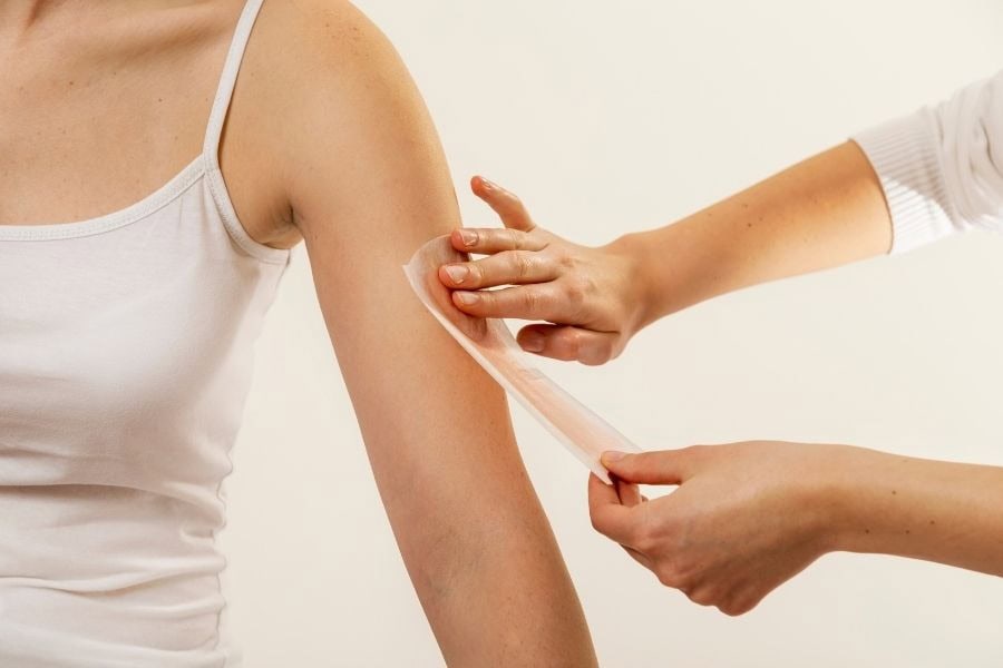 Hạn chế dùng tay chạm trực tiếp lên vùng da vừa wax