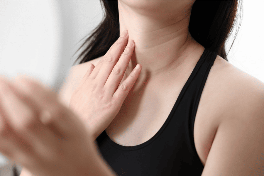 Massage vùng cổ giúp kích thích tuần hoàn máu và giúp da hấp thụ dưỡng chất tốt hơn