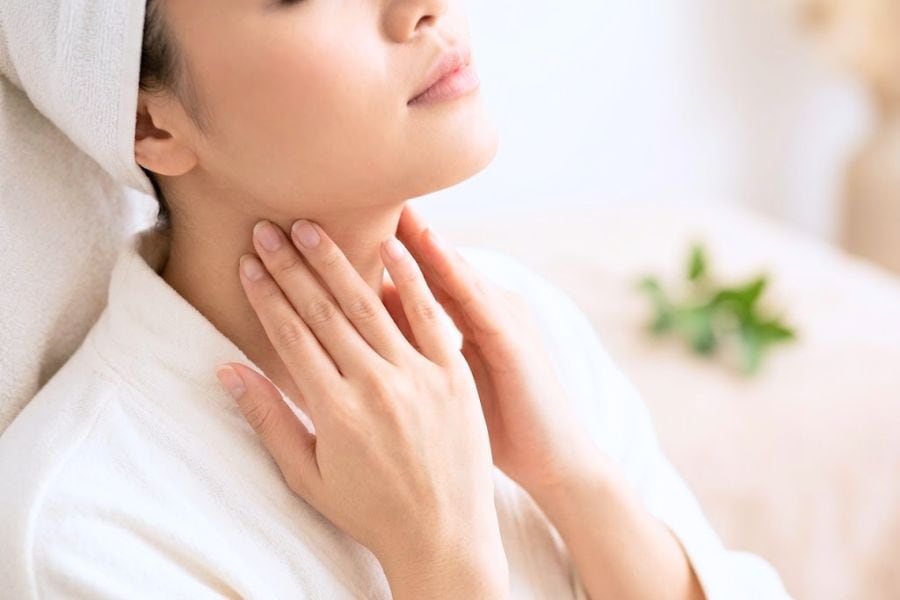Massage cổ 5–10 phút mỗi ngày giúp thư giãn và chăm sóc vùng da cổ