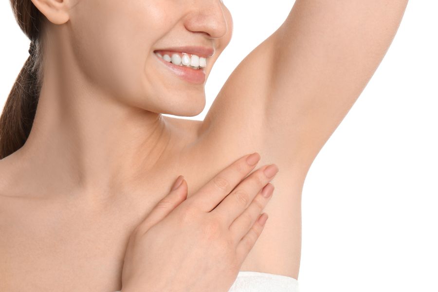 Vệ sinh vùng da dưới cánh tay sạch sẽ để tránh tình trạng nổi hạch sau khi nhổ lông
