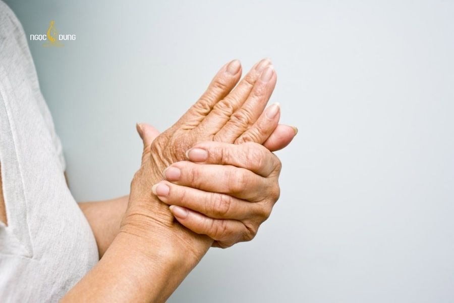 Thiếu vitamin E làm da tay dễ khô ráp, nứt nẻ và kém sức sống hơn