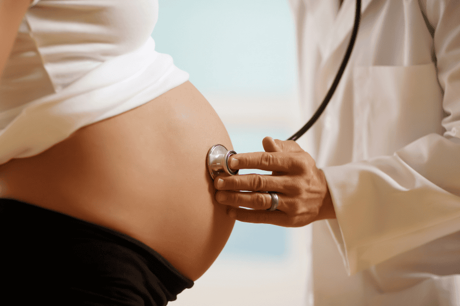 Phụ nữ mang thai và đang cho con bú là đối tượng tuyệt đối không được dùng retinol