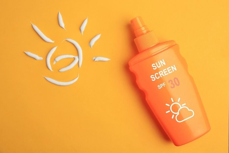Hãy sử dụng kem chống nắng và che chắn kỹ da sau khi wax lông để hạn chế tình trạng sạm da