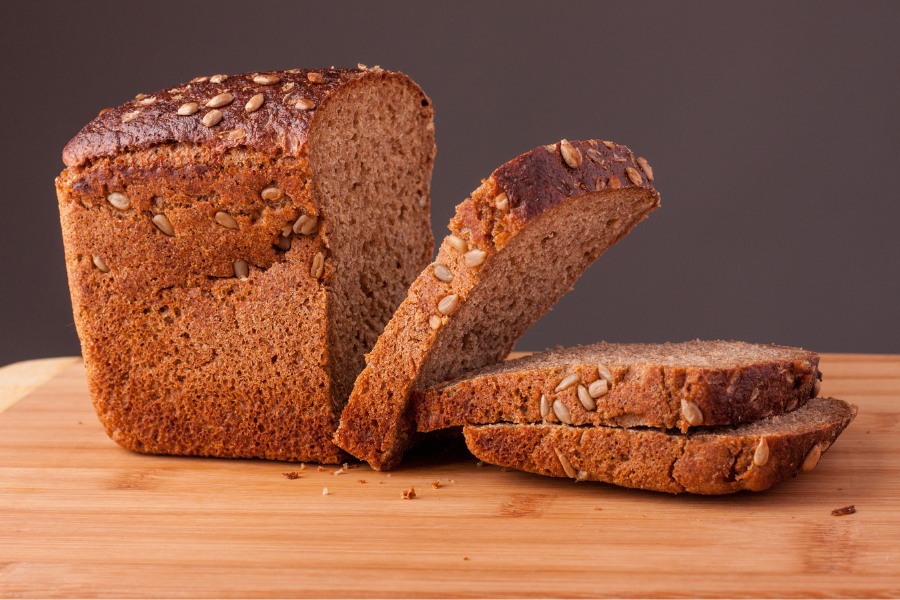 Sử dụng bánh mì đen trong chế độ ăn giảm cân giúp bạn kiểm soát lượng calo, giúp no lâu hơn và cung cấp chất dinh dưỡng đa dạng 