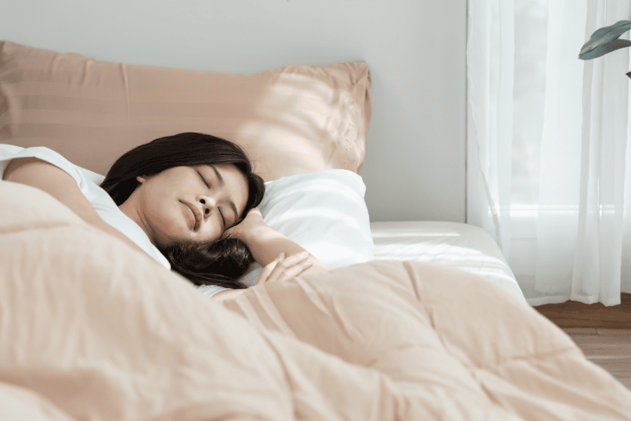 Sử dụng gối quá cao hoặc nằm nghiêng khiến da cổ bị gập và hình thành nếp nhăn