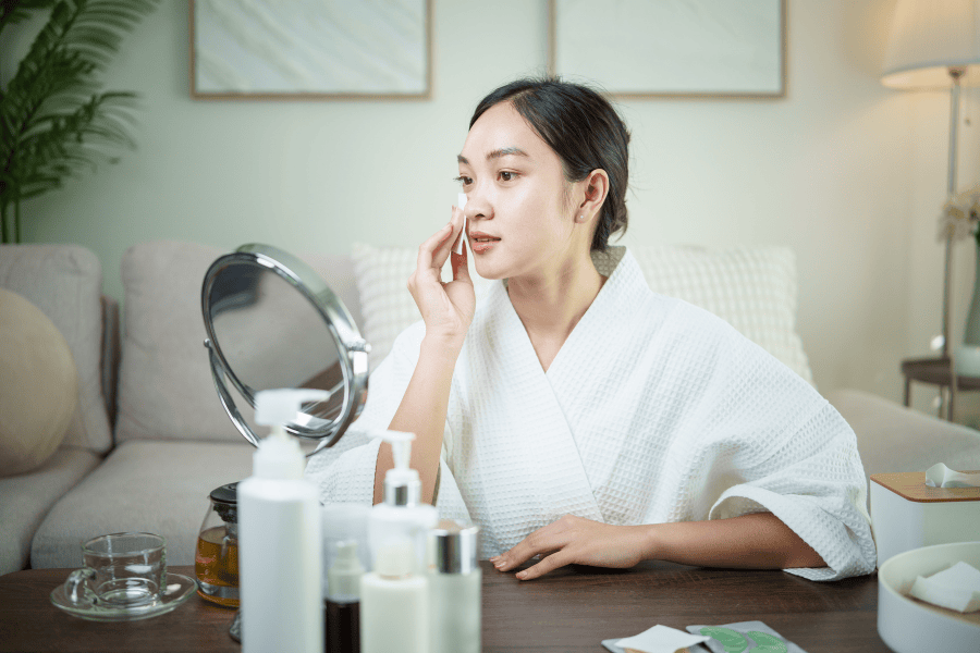 Sử dụng toner không chứa cồn có thể giúp cân bằng lại pH cho da nhanh hơn trước khi bước vào các bước dưỡng tiếp theo