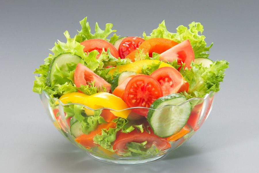 Thêm salad rau xanh hay rau luộc vào bữa ăn cùng cơm tấm