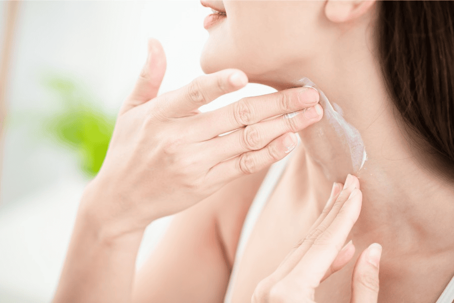 Thoa kem dưỡng ẩm giúp làm mờ nếp nhăn ở cổ nhanh chóng