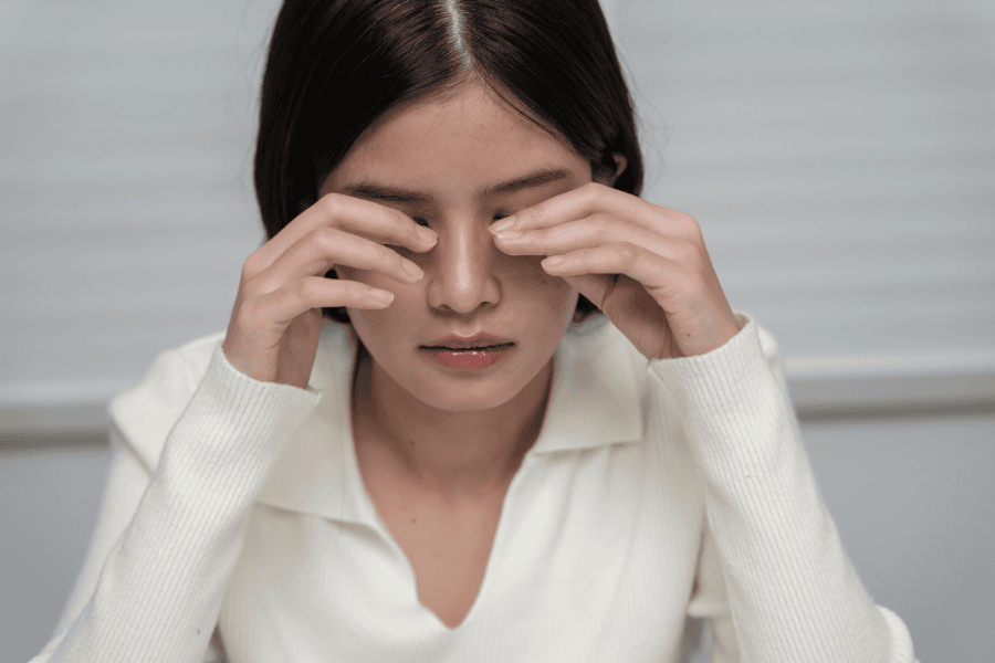 Thói quen dụi mắt cũng góp phần khiến da bị tổn thương và thâm đậm hơn