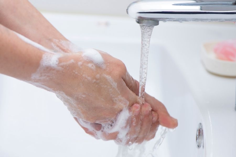 Bong tróc da tay do tiếp xúc thường xuyên với hóa chất tẩy rửa