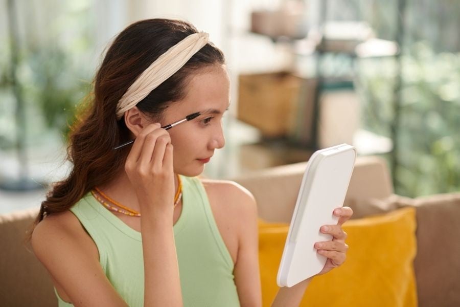 Vẽ chân mày đúng còn giúp định hình phong cách cá nhân, phù hợp với từng dáng mặt và xu hướng trang điểm