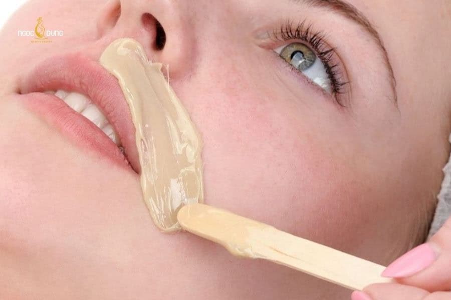 Wax lông ria mép có thể gây đau và kích ứng nếu không thực hiện đúng cách