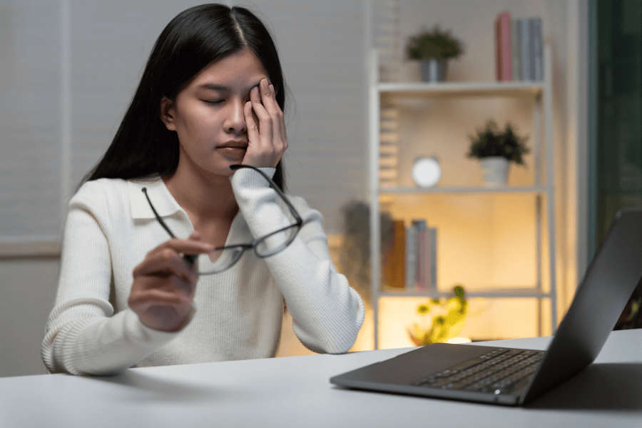 Ánh sáng từ thiết bị điện tử ảnh hưởng trực tiếp tới cấu trúc và sắc tố của vùng da mắt