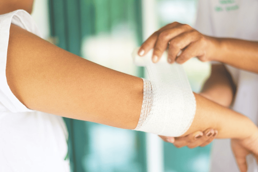 Băng bó giúp bảo vệ vết thương và tránh bị nhiễm trùng 
