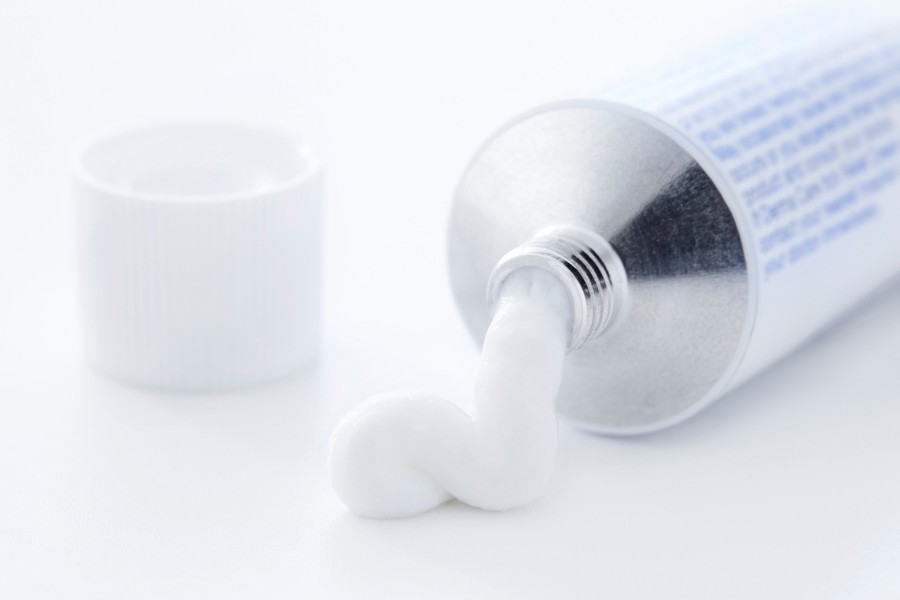 Sử dụng các loại thuốc bôi chứa chứa steroid để điều trị chàm da mặt