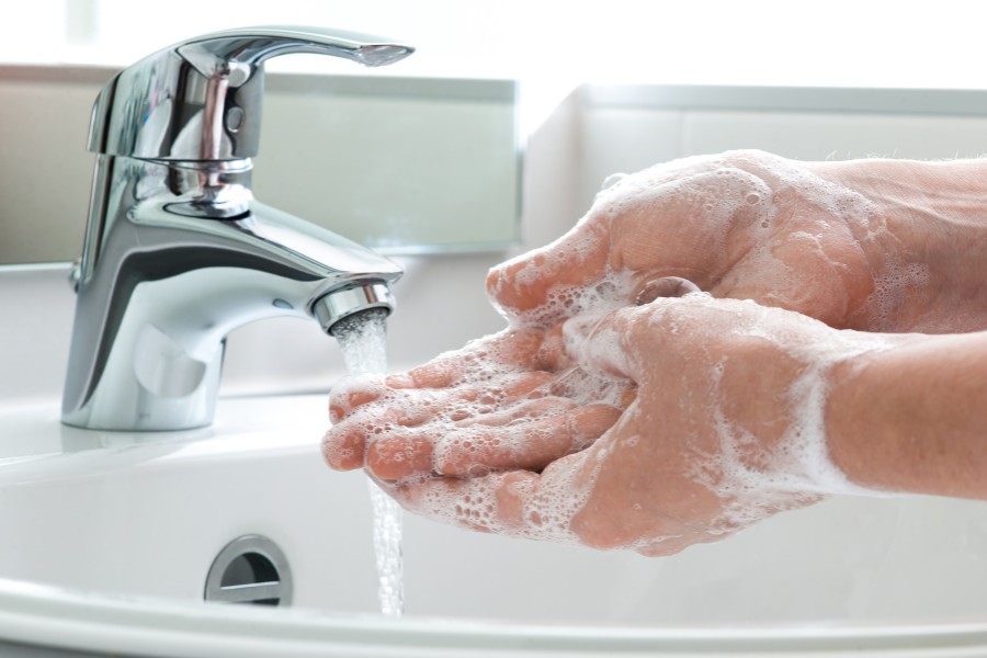 Bị tróc da đầu ngón tay do rửa tay quá nhiều lần