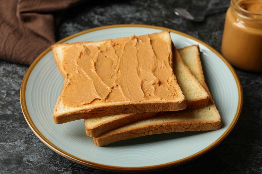 Bữa sáng giảm cân nhanh gọn với bánh mì sandwich cùng bơ đậu phộng