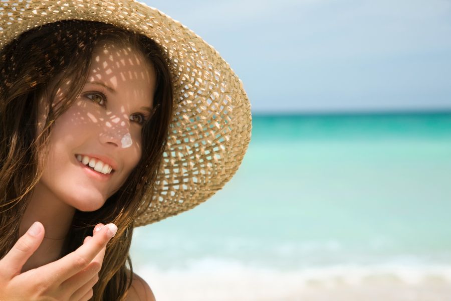 Kem chống nắng giúp bảo vệ làn da khỏi những ảnh hưởng tiêu cực từ môi trường xung quanh