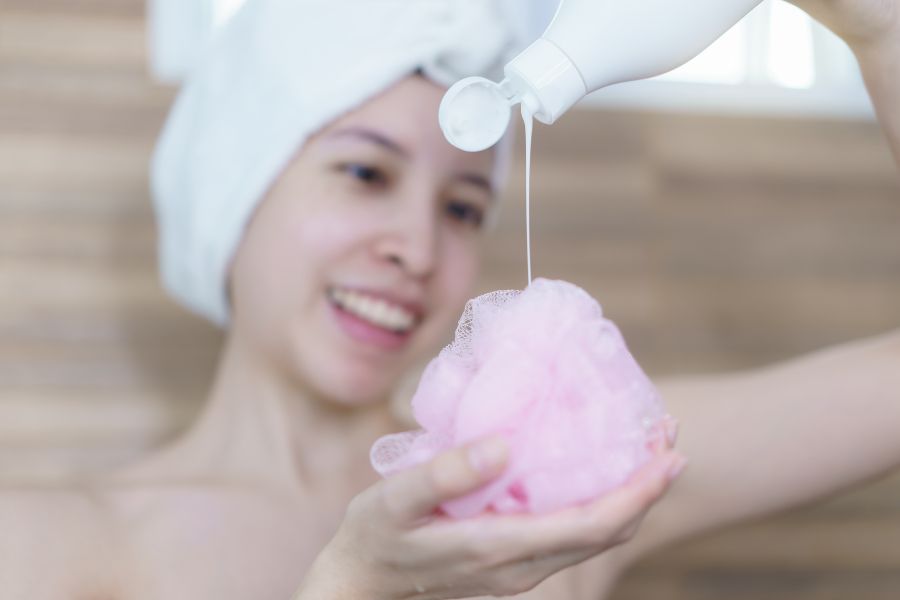 Tắm với sữa tắm là một trong các bước dưỡng da body không thể thiếu