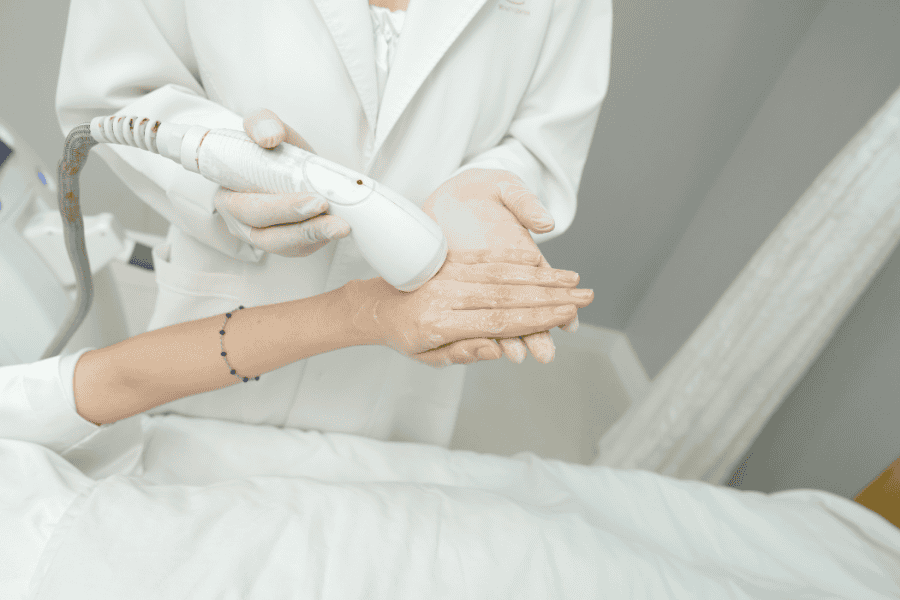 Vết thâm đen da tay là bệnh gì? Nguyên nhân và cách trị 14 Các phương pháp xóa thâm đen da tay bằng công nghệ cao tại TMV Ngọc Dung