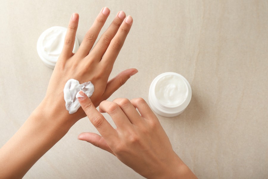 Sử dụng kem làm mềm da tay thường xuyên để cấp ẩm cho bàn tay bị chai