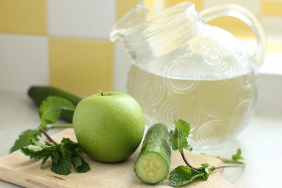 Cách làm nước detox từ táo và dưa leo