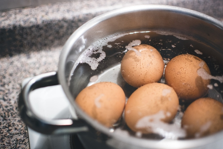 Cách làm tan vết bầm tím nhanh nhất bằng trứng luộc