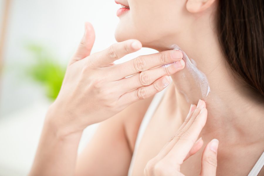 Cách sử dụng kem dưỡng ẩm đúng cách là bôi theo nhu cầu của làn da