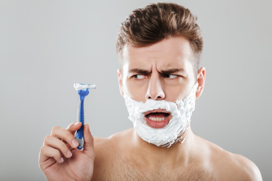 Áp dụng cách cạo râu không đúng kỹ thuật có thể làm tăng nguy cơ trầy xước da