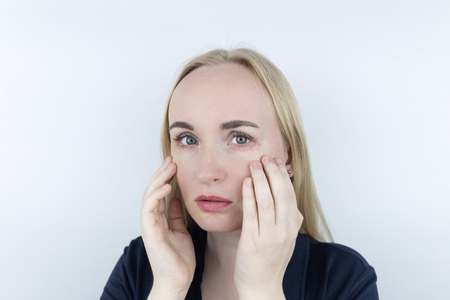 Dị ứng mỹ phẩm là một trong những nguyên nhân dẫn đến tình trạng chàm ở da mặt