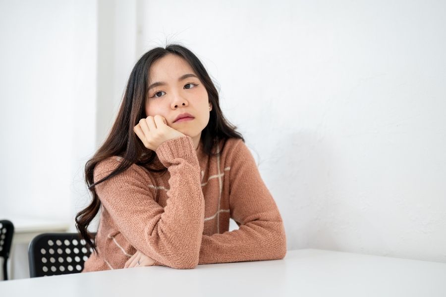 Thói quen chống cằm vô tình gây ra mụn ẩn ở khu vực này