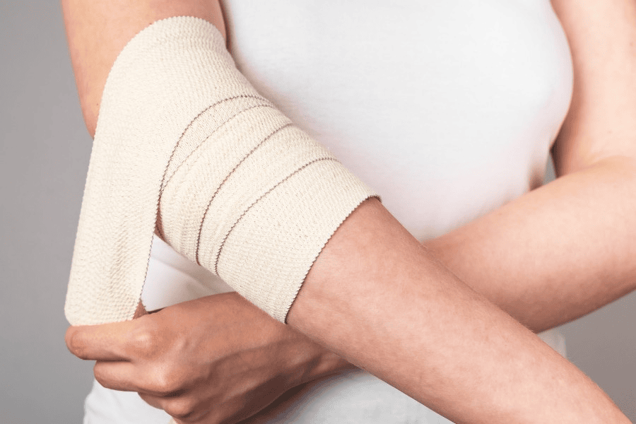 Có thể sử dụng băng nén ép để ngăn vết bầm lan rộng 