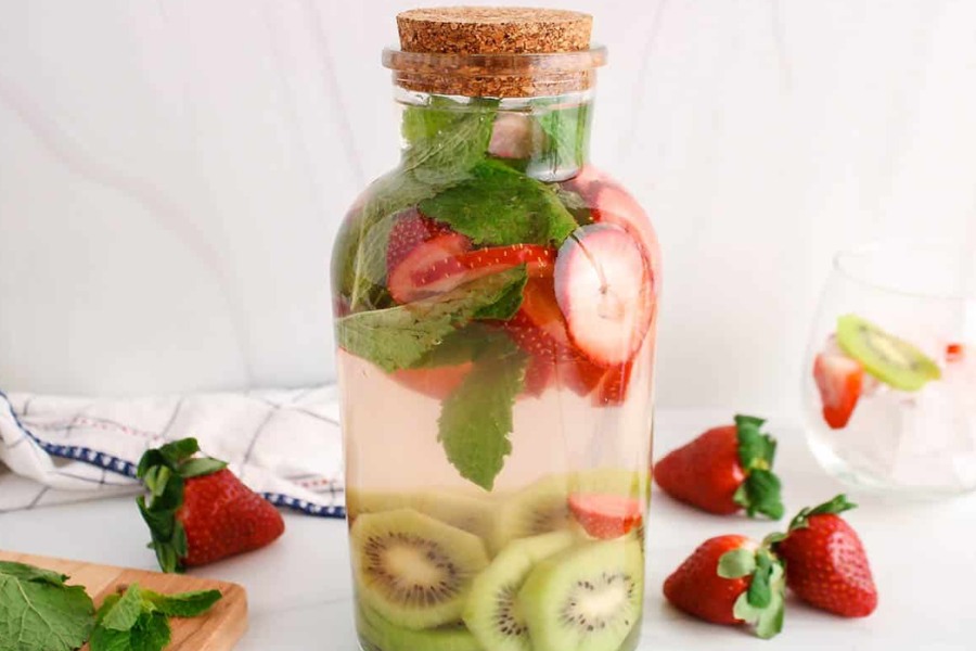 Công thức detox này kết hợp vị ngọt mát của dâu tây và hương chua nhẹ của kiwi