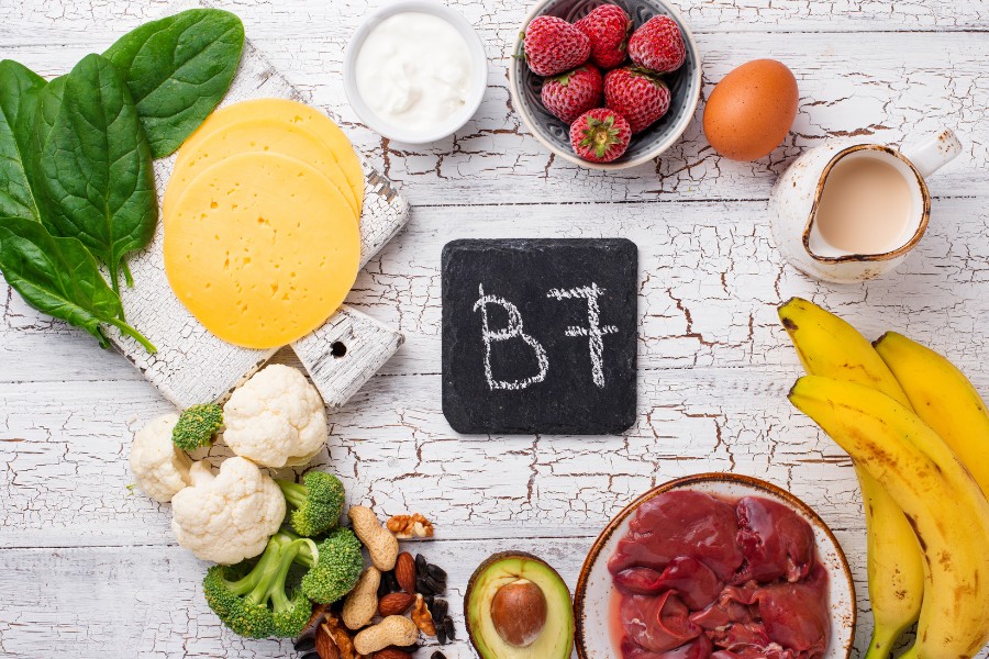 Tình trạng thiếu vitamin B7 (biotin) cũng có thể dẫn đến tình trạng đầu ngón tay bị tróc da