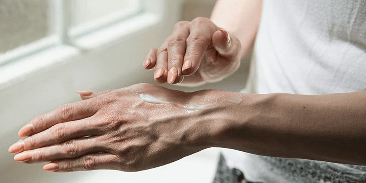 Nguyên nhân xuất hiện vết thâm đen trên da tay và cách trị 2 Đâu là cách chăm sóc da tay đúng khi các vết thâm đen bắt đầu xuất hiện