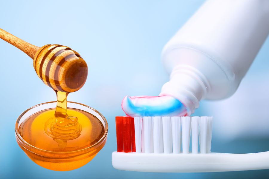 hỗn hợp kem đánh răng và mật ong trị thâm môi