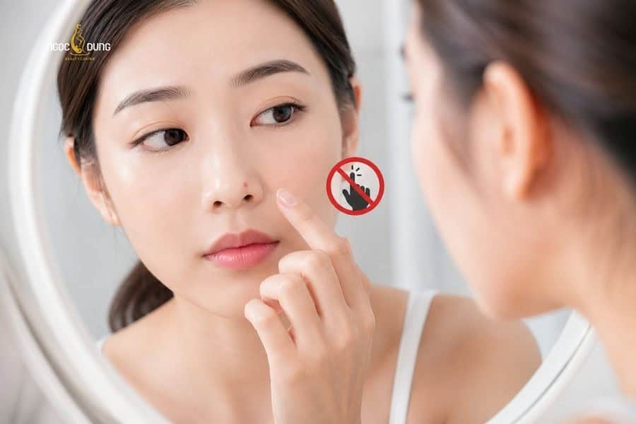 Tẩy nốt ruồi kiêng gì để da nhanh hồi phục, không sẹo? 3 Hạn chế tiếp xúc vùng da mới tẩy nốt ruồi để tránh nhiễm trùng