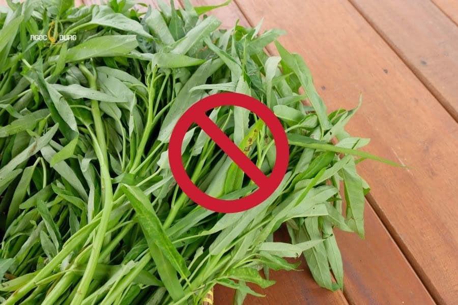Tẩy nốt ruồi kiêng gì? Danh sách thực phẩm cần tránh 2 Không nên ăn rau muống sau khi tẩy nốt ruồi vì dễ gây ra sẹo lồi