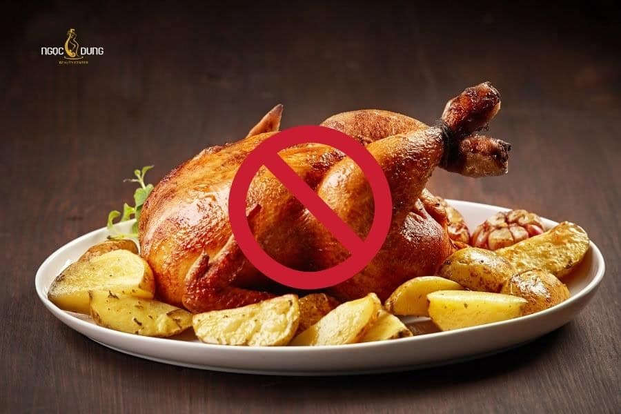 Tẩy nốt ruồi kiêng gì? Danh sách thực phẩm cần tránh 5 Hạn chế thịt gà để tránh kích ứng sau khi tẩy nốt ruồi