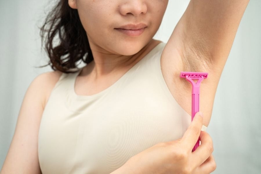 Lông nách mọc đôi có sao không? Cách xử lý và ngăn ngừa hiệu quả 5 Lạm dụng cạo hoặc nhổ sai cách có thể khiến tình trạng lông mọc đôi trở nên nghiêm trọng hơn