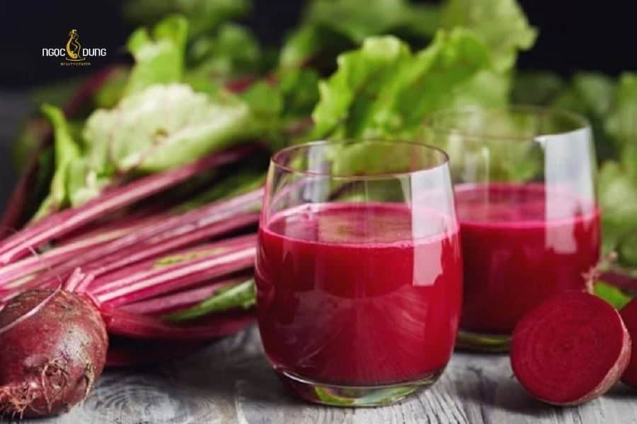 Cách làm môi hồng tự nhiên, khỏe mạnh từ trong ra ngoài 4 Nước ép củ dền thường được chị em tận dụng để làm hồng môi tại nhà