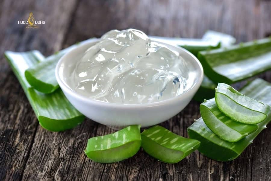 Cách làm môi hồng tự nhiên, khỏe mạnh từ trong ra ngoài 5 Có thể dùng nha đam để vừa làm hồng và hỗ trợ đưỡng ẩm môi