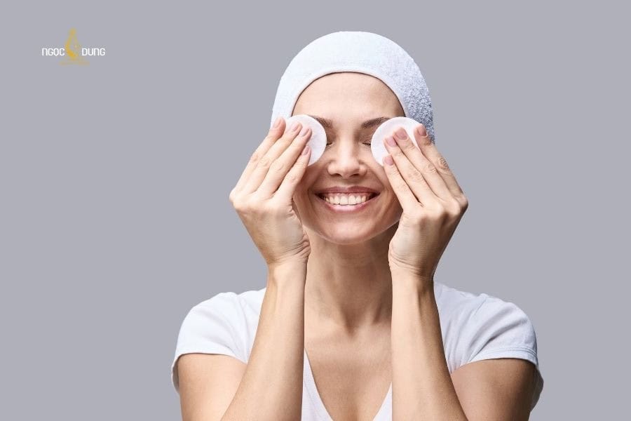 Hãy làm sạch vùng da sau tẩy nốt ruồi bằng tia laser nhẹ nhàng để hạn chế kích ứng
